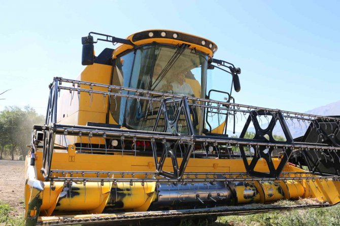 Erzincan'da buğday rekoltesi çiftçilerin yüzünü güldürüyor