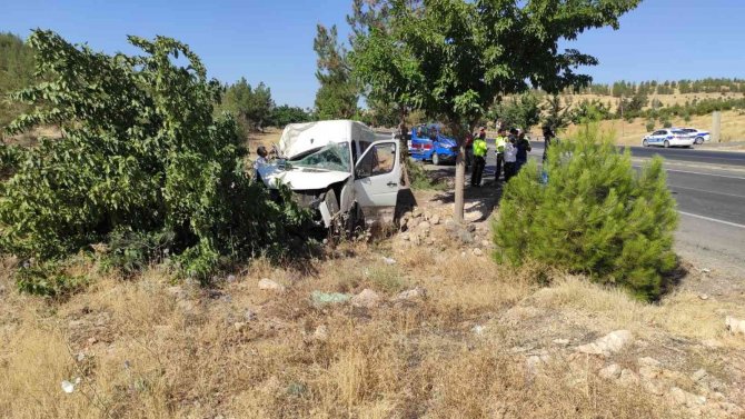 İşçi servisi kontrolden çıkarak ağaca çarptı: 15 yaralı