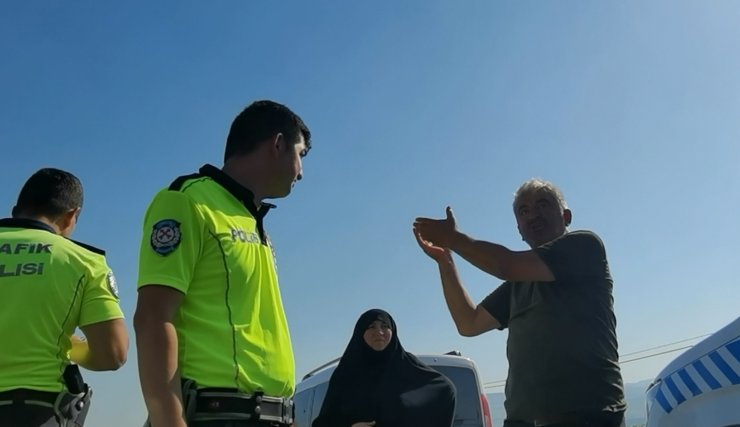 Kamyonetinin kasasında 20 kişiyi taşıyan sürücü, aracı trafikten menedilince polisle tartıştı