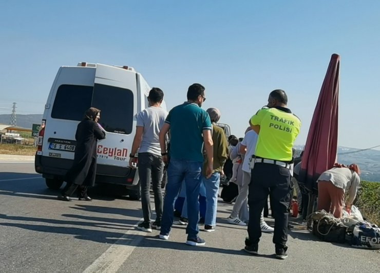 Kamyonetinin kasasında 20 kişiyi taşıyan sürücü, aracı trafikten menedilince polisle tartıştı