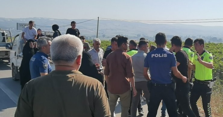 Kamyonetinin kasasında 20 kişiyi taşıyan sürücü, aracı trafikten menedilince polisle tartıştı