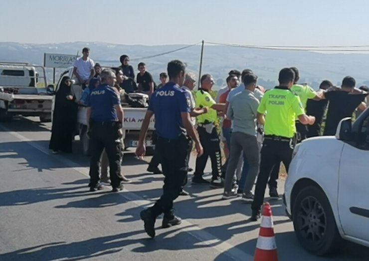 Kamyonetinin kasasında 20 kişiyi taşıyan sürücü, aracı trafikten menedilince polisle tartıştı