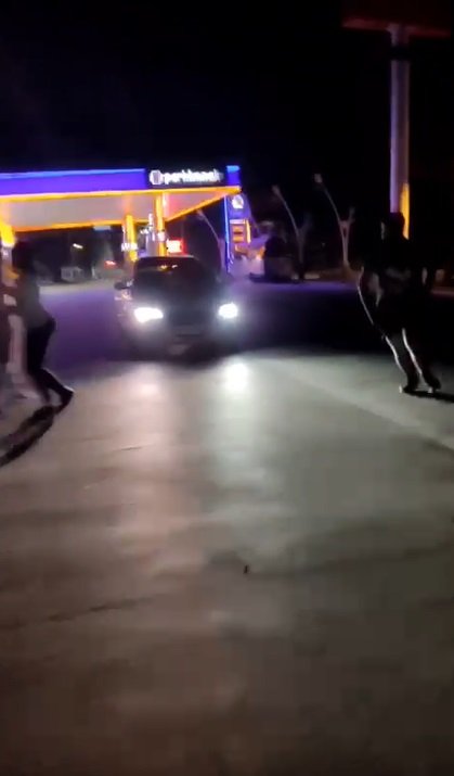Kaza yerinden kaçarken kendisini durdurmak isteyenlerin üzerine aracını sürdü