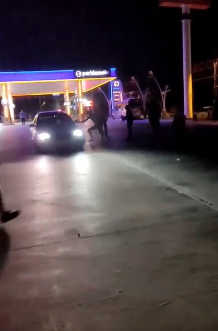 Kaza yerinden kaçarken kendisini durdurmak isteyenlerin üzerine aracını sürdü