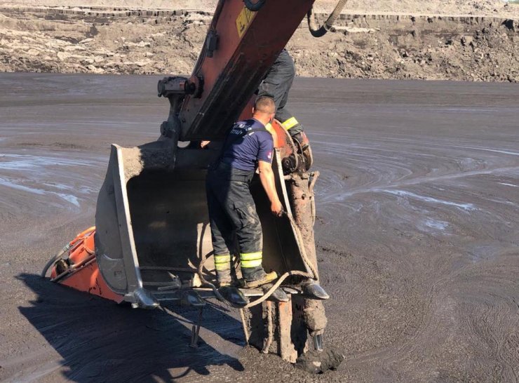 Kömür ocağında şlam havuzu çöktü; kaybolan kepçe operatörü aranıyor