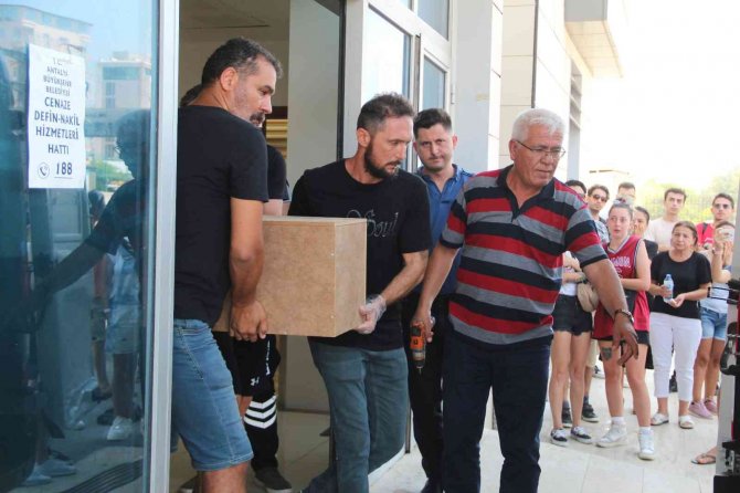 Motosiklet kazasında hayatını kaybeden genç öğretmenin cenazesi gözyaşları içinde alındı