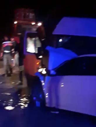 Sıcak hava balonu çalışanlarını taşıyan minibüs ile otomobil çarpıştı: 3’ü ağır, 14 yaralı