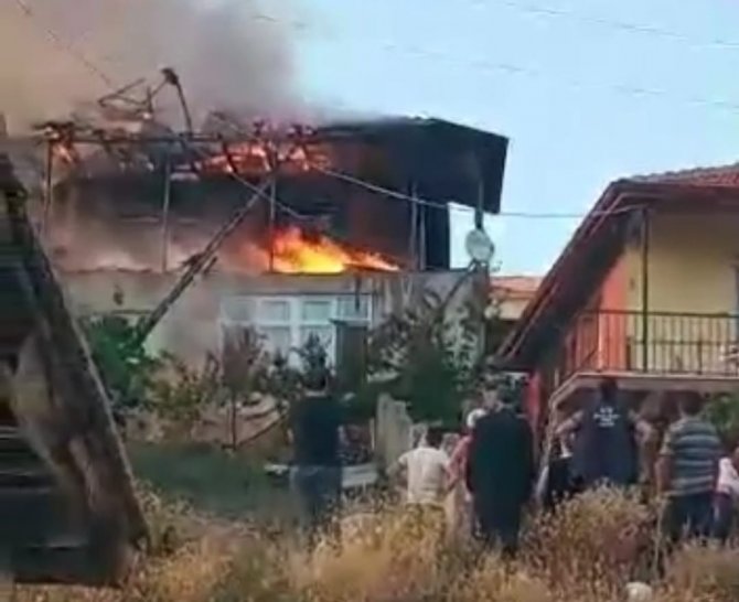 Şuhut’ta ev yangını