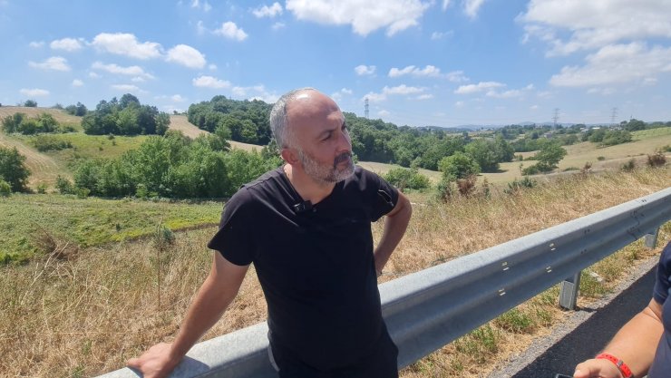 Sürücünün kolunu arı sokunca TIR bariyerlere çarptı, 400 litre mazot yola aktı