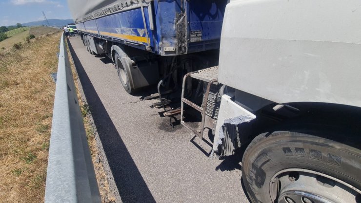 Sürücünün kolunu arı sokunca TIR bariyerlere çarptı, 400 litre mazot yola aktı