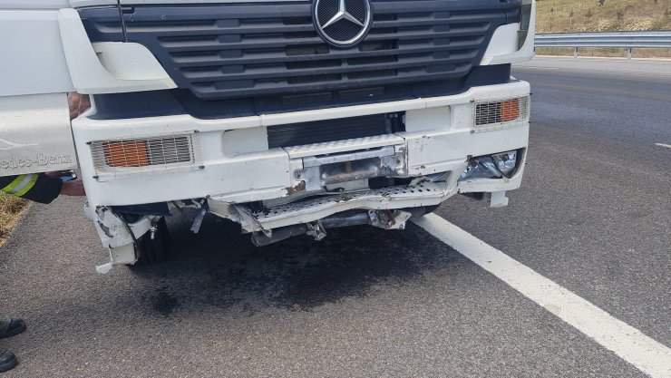 Sürücünün kolunu arı sokunca TIR bariyerlere çarptı, 400 litre mazot yola aktı