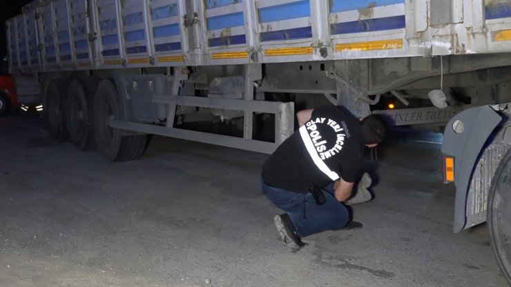 'U' dönüşü yapan TIR'la otomobil çarpıştı: 2 ölü, 2 ağır yaralı