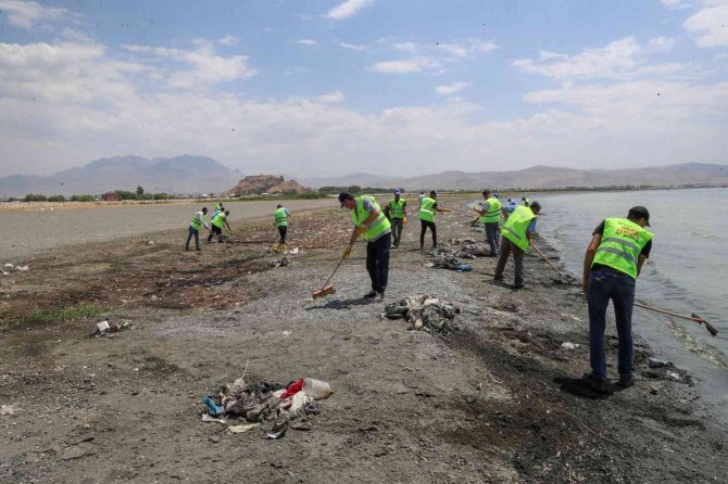 Van Gölü sahilinde tonlarca çöp toplandı