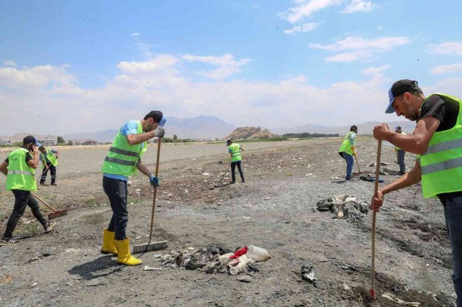 Van Gölü sahilinde tonlarca çöp toplandı