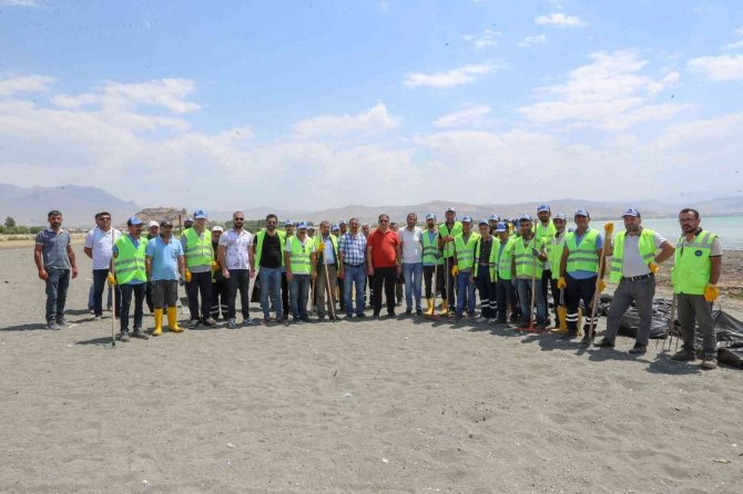 Van Gölü sahilinde tonlarca çöp toplandı