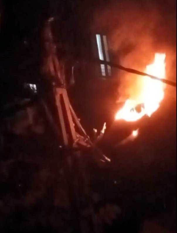 Yanan elektrik direği mahalleliyi korkuttu