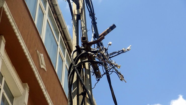 Yanan elektrik direği mahalleliyi korkuttu