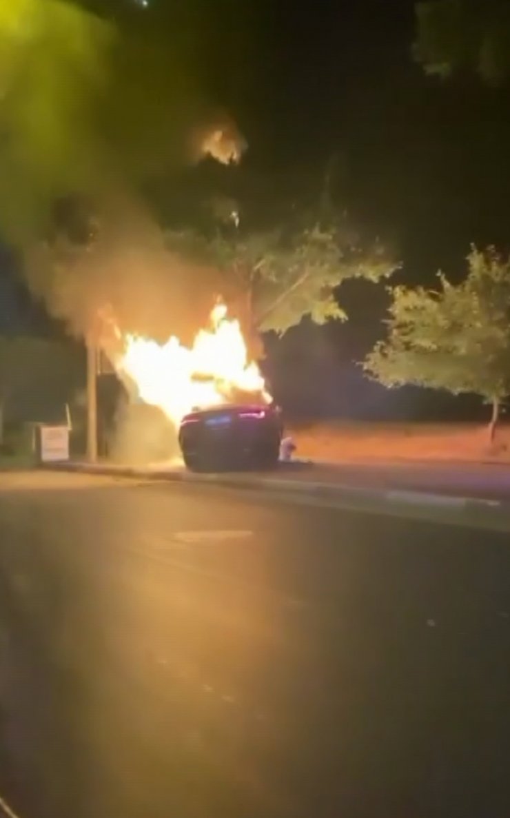 Yarıştaydılar, ağaca çarpıp alev alan otomobilde yaşamını yitirdi