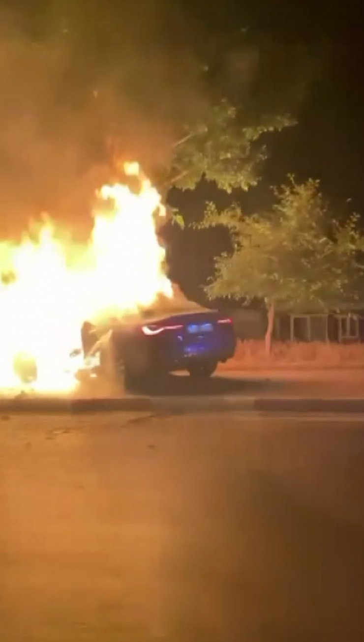 Yarıştaydılar, ağaca çarpıp alev alan otomobilde yaşamını yitirdi