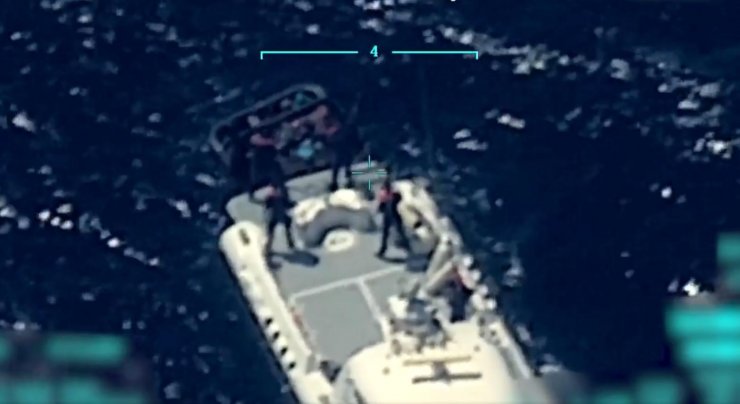 Yunan unsurlarının ittiği düzensiz göçmenleri Sahil Güvenlik kurtardı