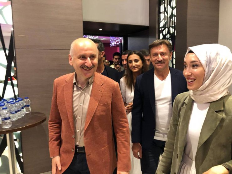 Bakan Karaismailoğlu tercih destek programında öğrencilerle buluştu