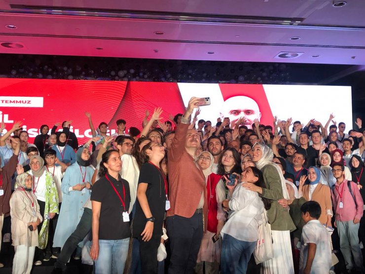 Bakan Karaismailoğlu tercih destek programında öğrencilerle buluştu