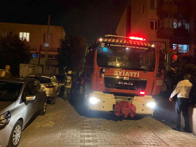 Bandırma’da park halindeki araç alev aldı