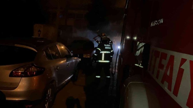 Bandırma’da park halindeki araç alev aldı