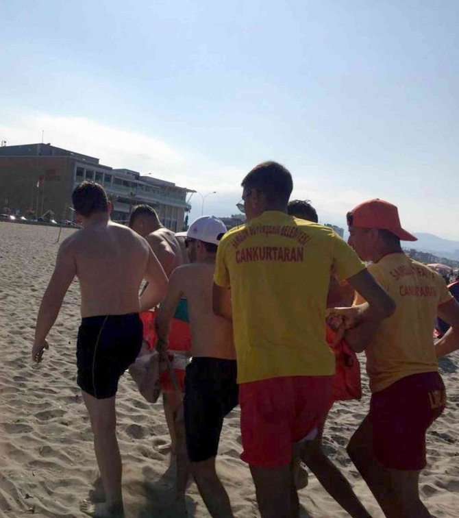 Denizde boğulma tehlikesi geçiren genç hastanelik oldu