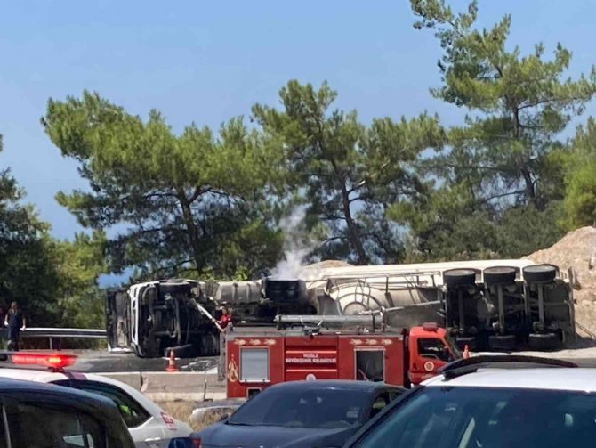 Devrilen çimento yüklü tırdaki yangın söndürüldü