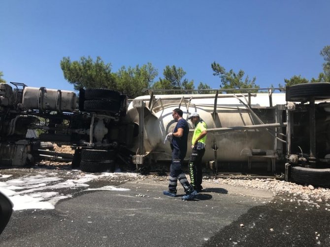 Devrilen çimento yüklü tırdaki yangın söndürüldü