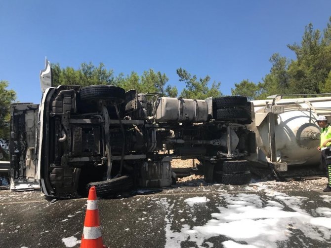 Devrilen çimento yüklü tırdaki yangın söndürüldü