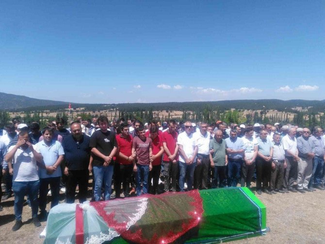 Emet’te trafik kazasında hayatını kaybeden genç kız toprağa verildi