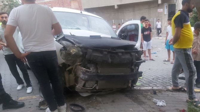 Freni boşalan hafif ticari araç evin duvarına çarptı