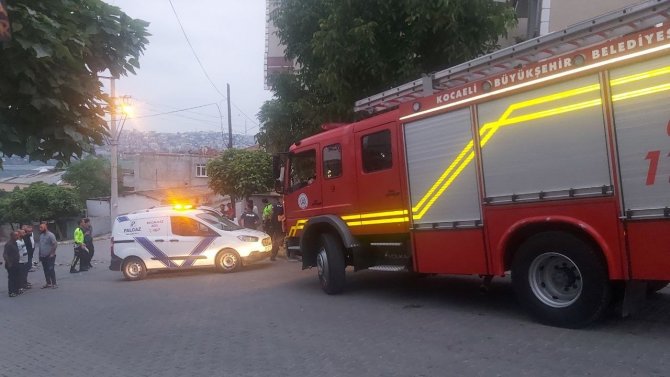 Freni boşalan hafif ticari araç evin duvarına çarptı