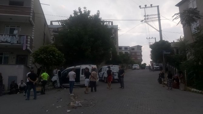 Freni boşalan hafif ticari araç evin duvarına çarptı