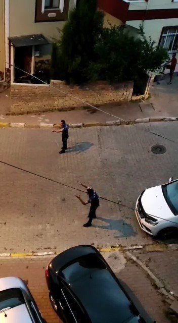 Freni boşalan hafif ticari araç evin duvarına çarptı