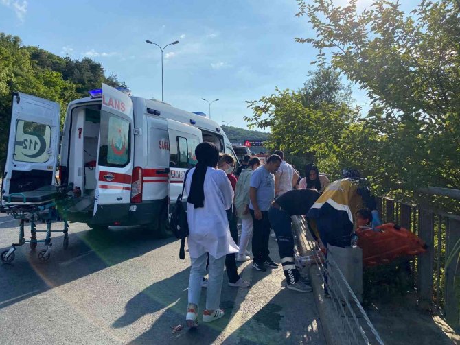 İçi yolcu dolu minibüsle cip çarpıştı: 10 yaralı