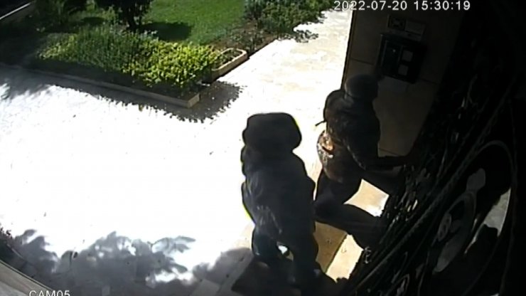 Kadıköy'deki evden 60 bin dolarlık saat çalan hırsızlar yakalandı