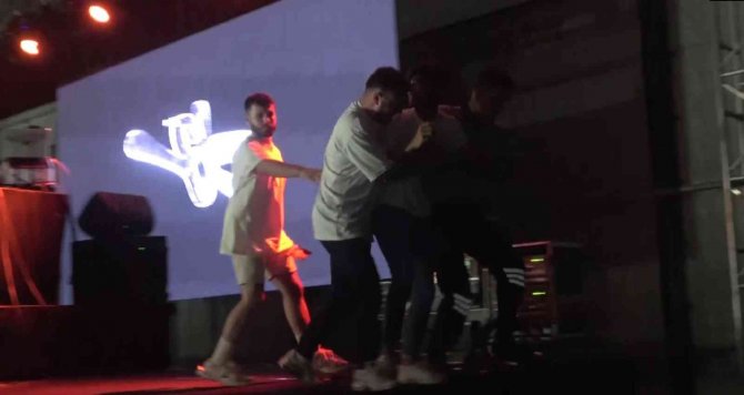 Konserde yumruklar havada uçuştu