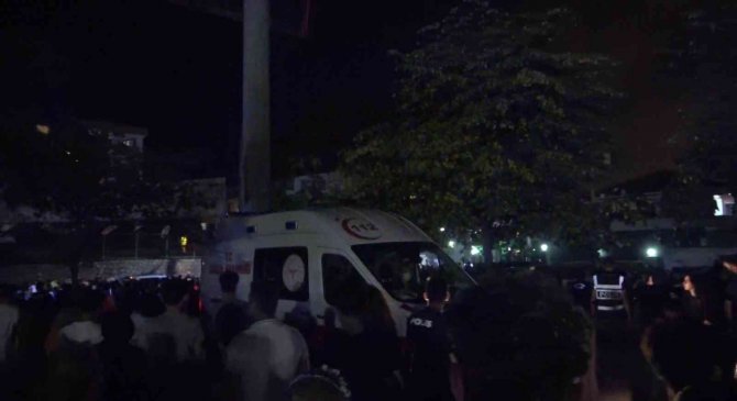 Konserde yumruklar havada uçuştu