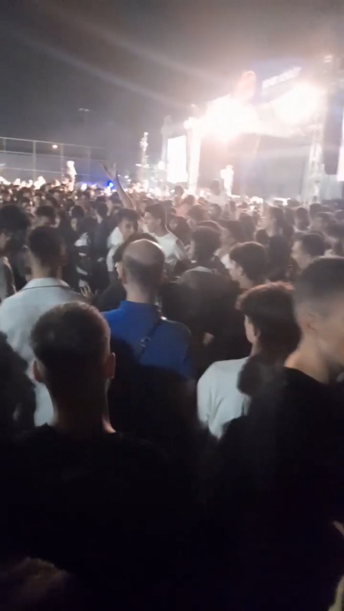 Konserde yumruklar havada uçuştu