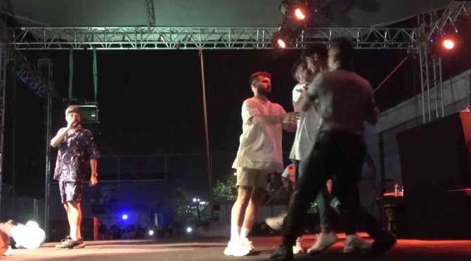 Konserde yumruklar havada uçuştu