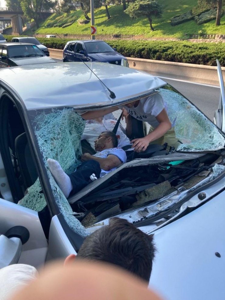 Köprüden atlayıp otomobilin üzerine düştü: 3 yaralı