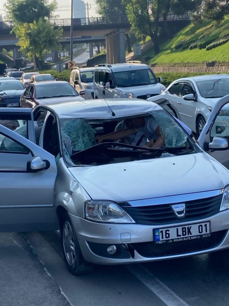 Köprüden atlayıp otomobilin üzerine düştü: 3 yaralı