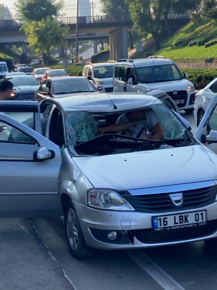 Köprüden atlayıp otomobilin üzerine düştü: 3 yaralı
