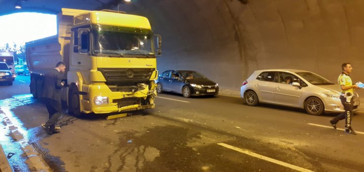 Otomobil, belediye otobüsü ve hafriyat kamyonunun karıştığı kazada; 3 yaralı