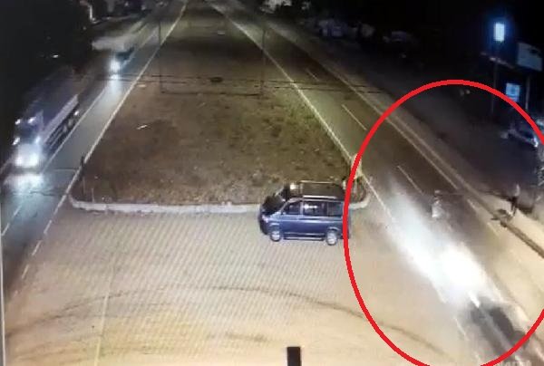 Otomobilin çarptığı kadının öldüğü kaza kamerada