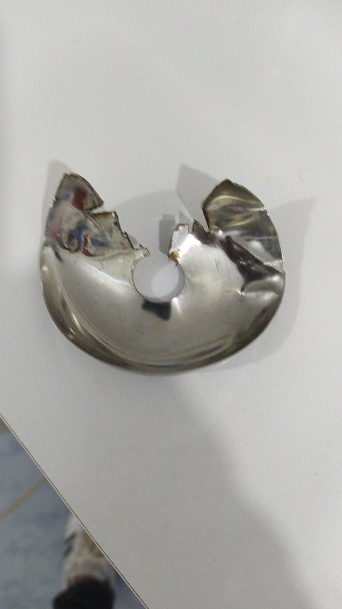 Parmağı demir kapağa sıkışan çocuk gözyaşları arasında kurtarıldı