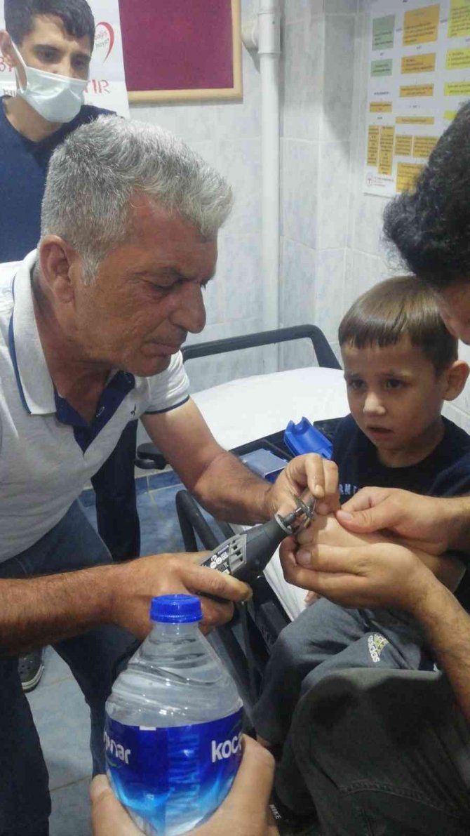 Parmağı demir kapağa sıkışan çocuk gözyaşları arasında kurtarıldı
